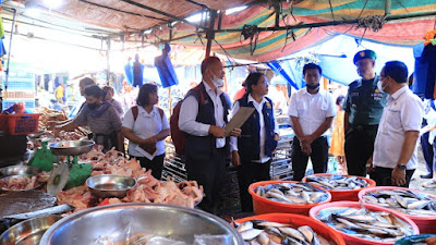 Jelang Nataru, Forkopimda Monitoring Harga dan Ketersediaan Pangan di Pasar Pangururan Samosir