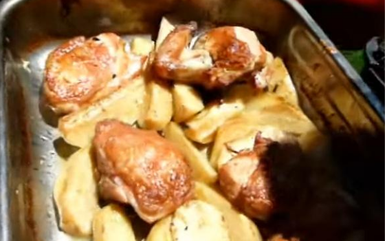 Pollo asado en un horno de leña