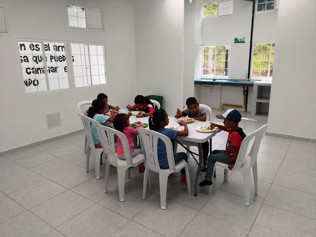 Hora de almuerzo en el nuevo comedor de la escuela, iluminado y en condiciones dignas