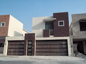 fachada contemporanea de casa con doble cochera separada