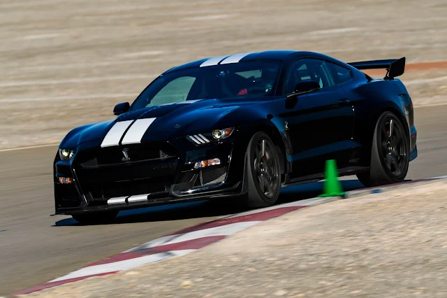 Ford Mustang Shelby GT500 / AutosMk