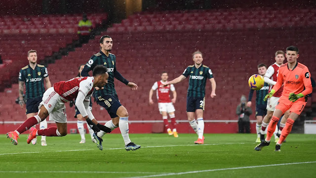 Arsenal forward Aubameyang diving header against Leeds United