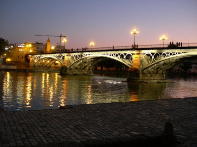 Una mirada nocturna al Puente de Isabel II