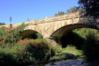 El Pont de les Ferreries vist des de riba esquerra del Tenes