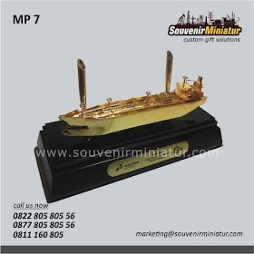 Miniatur Kapal Tanker Elegan