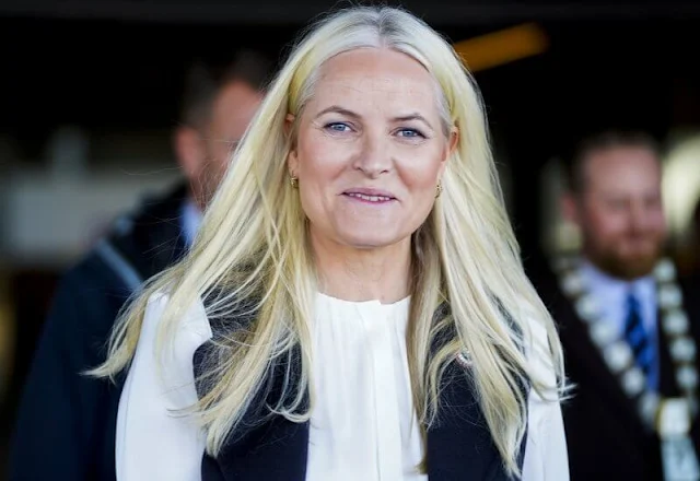 Princess Mette-Marit wore a Banora silk blouse by Hugo Boss, and Vesta flared wool blend hopsack trousers by Gabriela Hearst