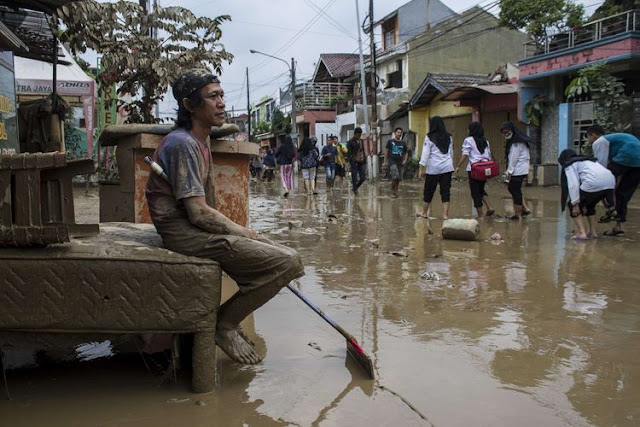 Ada Arahan Jokowi, Bulog Kirim Bahan Pangan untuk Korban Banjir 