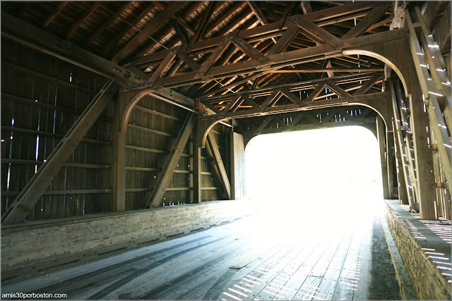 Interior del Puente Cubierto County Bridge Hancock-Greenfield en New Hampshire