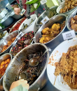 Makan enak di Cirebon Makanan Khas Cirebon Bu Nur Nasi Jamblang