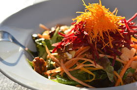 Salade dans un bol en porcelaine