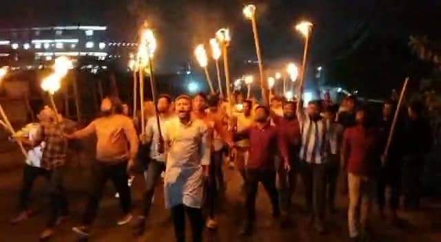 ছাত্রদল সভাপতি/সেক্রেটারির উপরে হামলা রাজু’র নেতৃত্বে তাৎক্ষনিক মশাল মিছিল। 