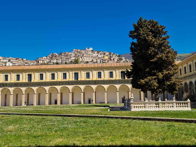 La Certosa di San Lorenzo a Padula-Chiostro grande