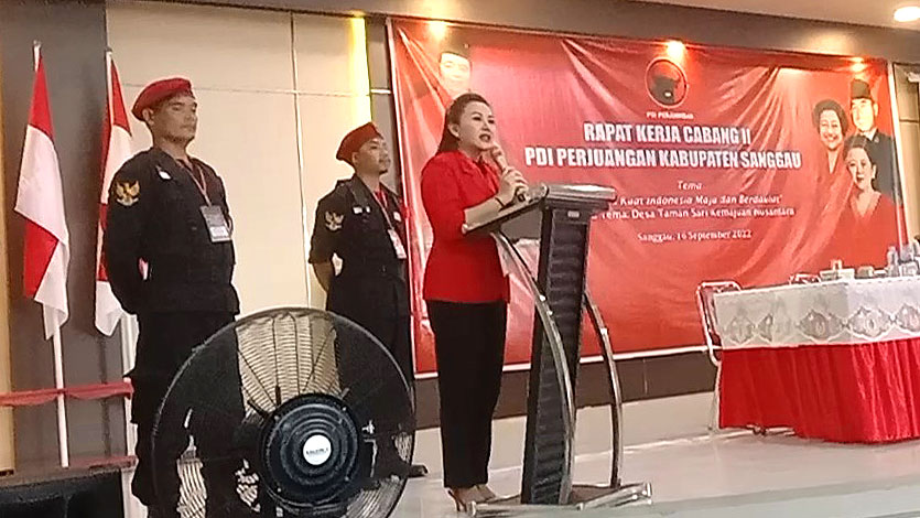 Sekretaris DPD PDI Perjuangan Provinsi Kalimantan Barat Karolin Margret Natasa