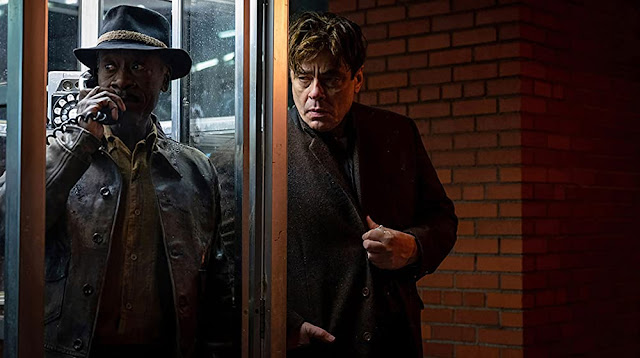 Don Cheadle y Benicio del Toro. Fotograma de HBO Max.