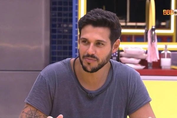 Ex-BBB Rodrigo Mussi sofre acidente de carro e passa por cirurgia