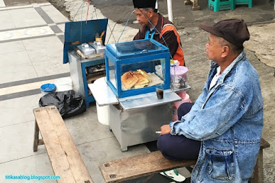 Pedagang bandros di pinggir Jalan Sudirman, Sukabumi