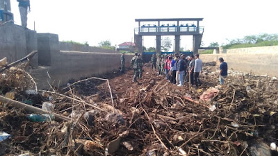 Satgas Citarum Sektor 21 Gelar Karya Bhakti Pembersihan Tumpukan Sampah Dan Sedimen