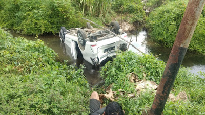 Mobil Nyebur ke Parit, Evakuasi 6 Penumpang Mendebarkan