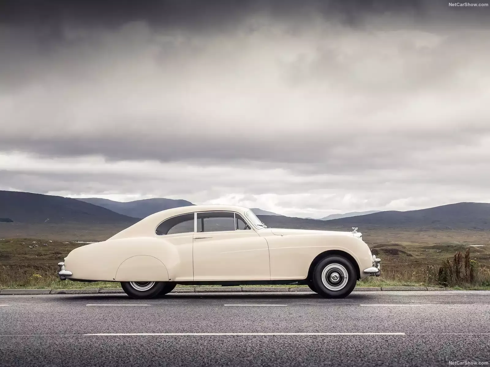 Hình ảnh xe ô tô Bentley R-Type Continental 1953 & nội ngoại thất