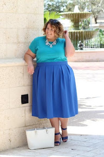 Outfits de primavera con faldas para mujeres curvy