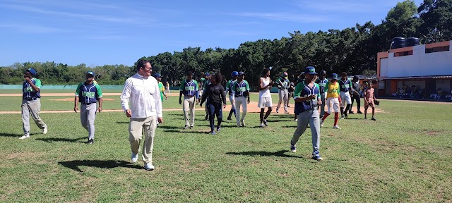 En campo Baseball Tiburón, petromacorisanos UCE y estudiantes Lawrence participan en torneo béisbol