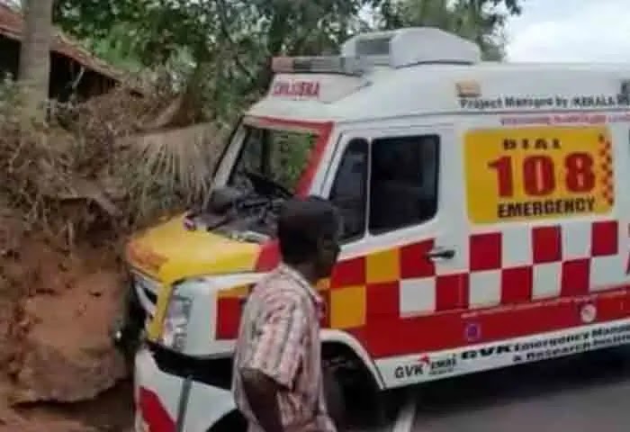Kochi, News, Kerala, Top-Headlines, Accident, Kochi: 4 injured in road accident.