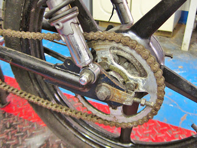 Yamaha YBR 125 Rear wheel removal and refitting , brake shoes replacement . Fit rear wheel