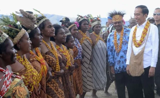 Disinggung Penyelesaian Pelanggaran HAM Papua, Jokowi Minta Wartawan Tanya Mahfud MD