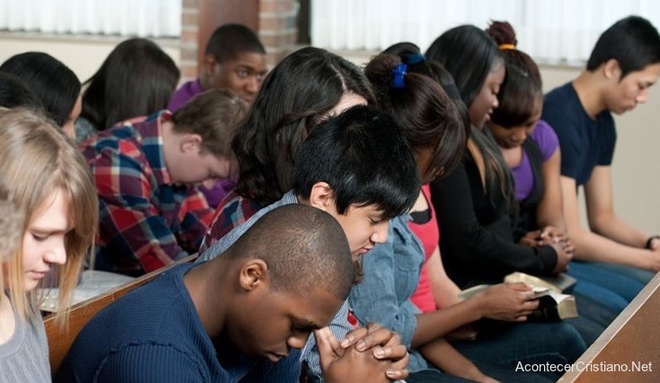 Jóvenes en iglesia