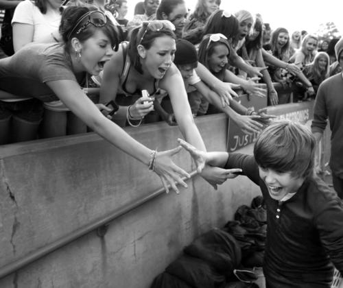 justin bieber laughing. justin bieber heart hands.