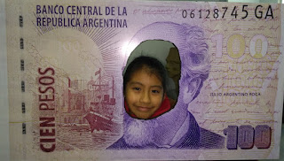 la imagen muestra una alumna poniendo su cabeza en reemplazo de la de Roca en un gran billete de $100