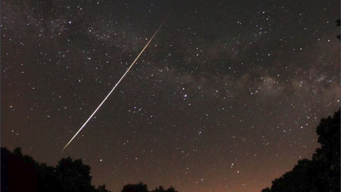 Kilatan Cahaya Hijau di Langit Jogja yang Ternyata Meteor