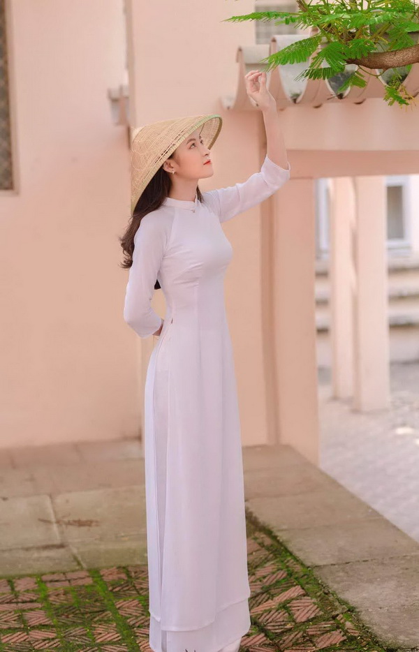 Thiếu nữ áo dài trắng nón lá