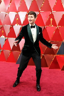 ansel elgort oscar kirmizi hali