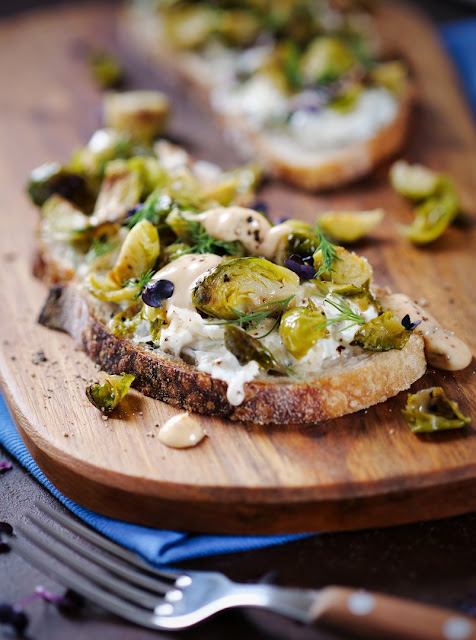 Gerösteter Rosenkohl auf Sauerteigbrot mit Mayo-Joghurt-Kräuter-Creme