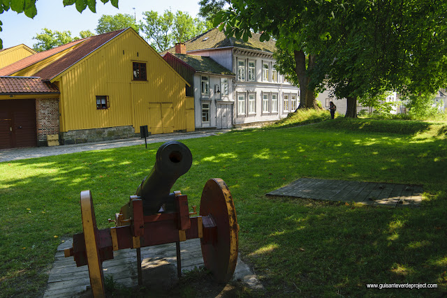Casco Histórico de Fredrikstad, calle Tolbodgaten - Fredrikstad, por El Guisante Verde Project