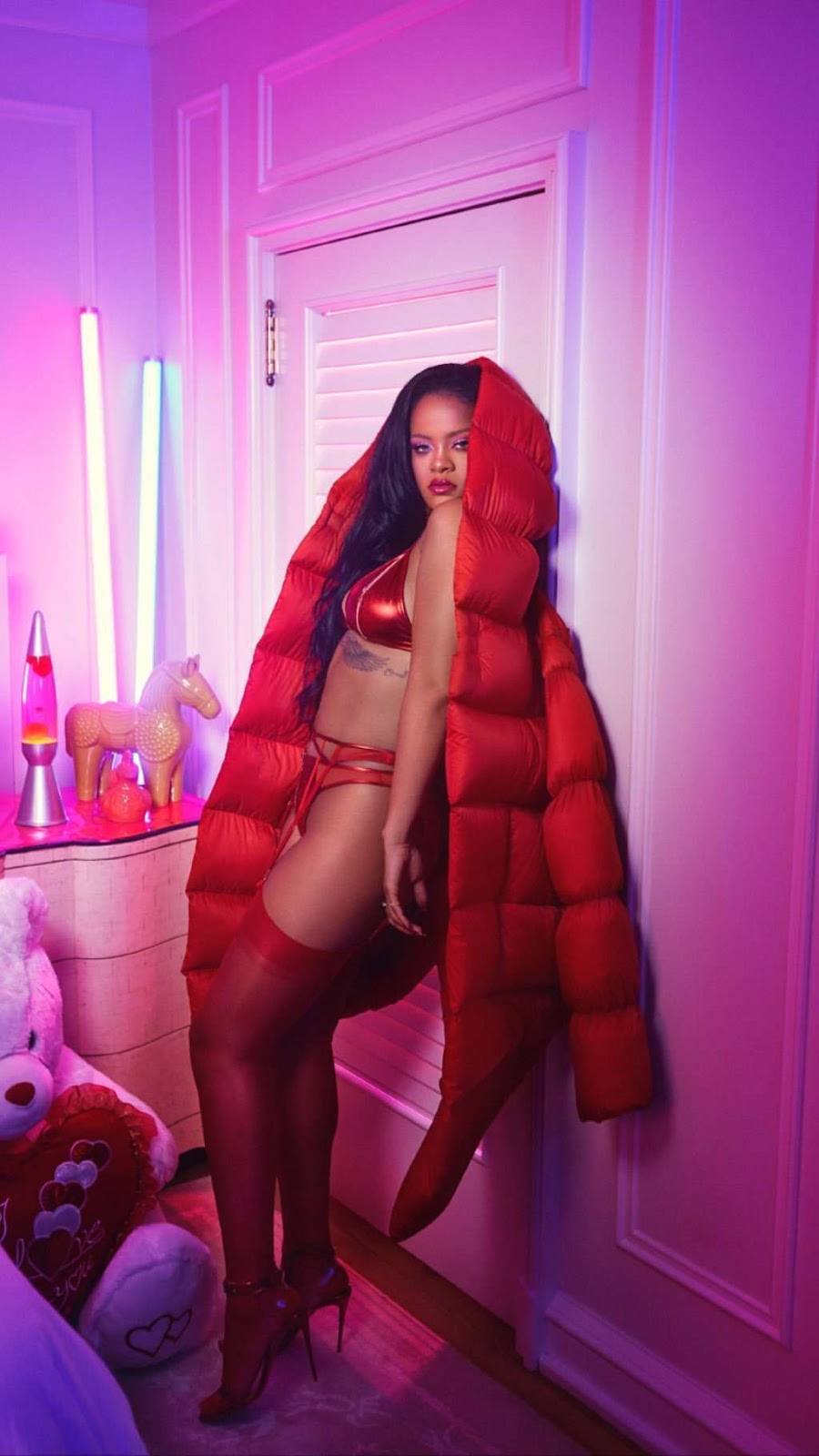 Rihanna show off big breast in sexy lingerie model photoshoot