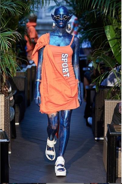 Джина Тернер демонстрирует одежду Gypsy Sport на Неделе моды в Нью-Йорке.