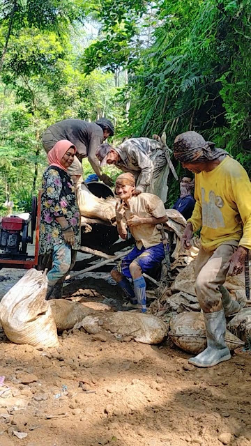 Jalan Hancur Diperbaiki Masyarakat Citorek Kidul Gembira Dan Ikut Bekerja