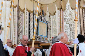 O corporal com as gotas do divino Sangue do milagre de Bolsena na saída da basílica de Orvieto