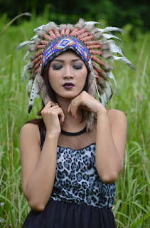 CONTOH POSE MODEL OUTDOOR TEMA INDIAN