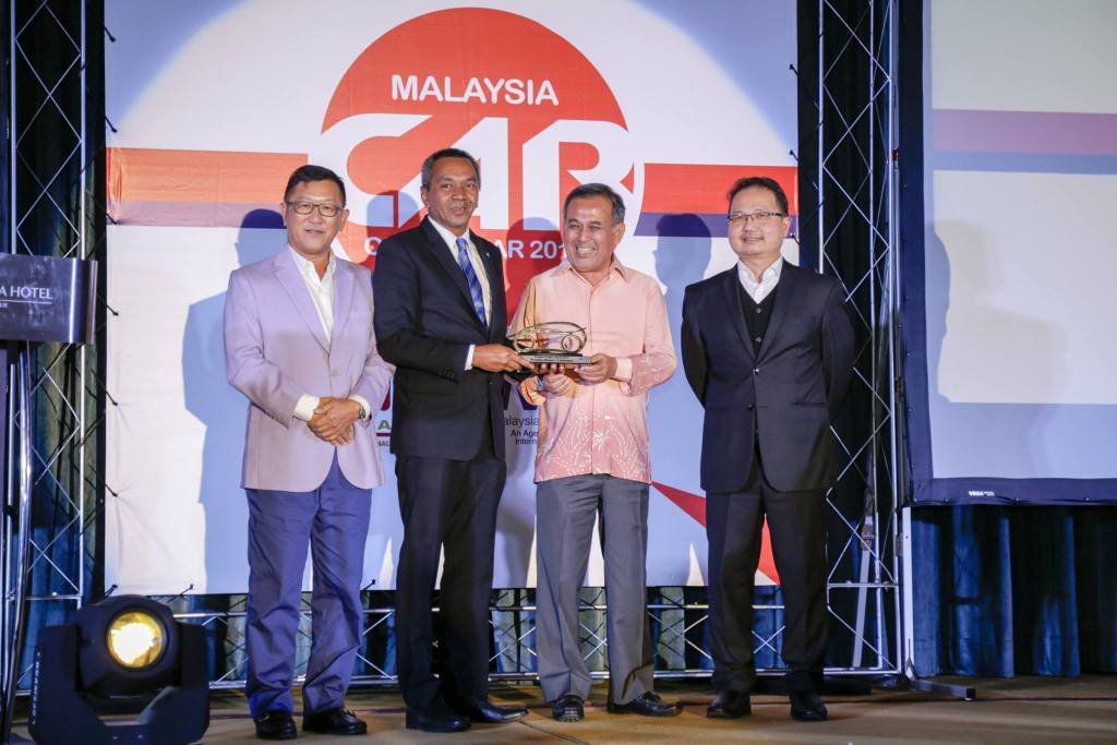 Perodua Bezza Advance Terima Anugerah Kereta Pilihan Ramai 
