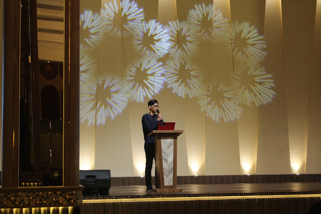 Maulana Sakti presenting in DevFest Medan 2023