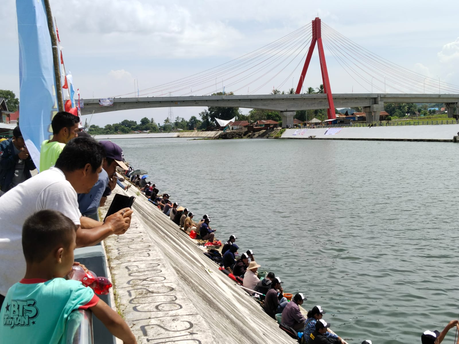 Forum Masyarakat Samosir Lomba Mancing dan Tabur 20 Ribu Bibit Ikan ke Danau Toba