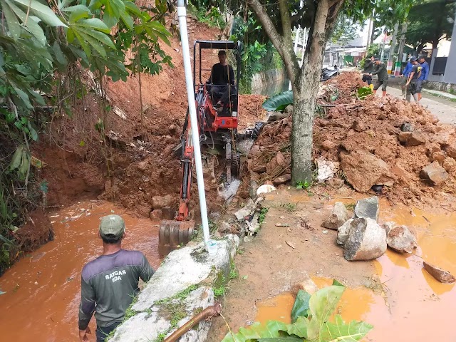 Dinas PUPR Turunkan Alat Berat Tangani Longsor di Abadijaya