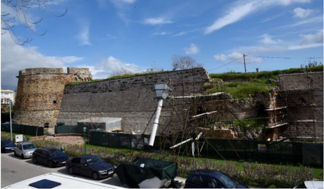 Άποψη του Προμαχώνα Ε με το τμήμα του τείχους που έχει καταρρεύσει
