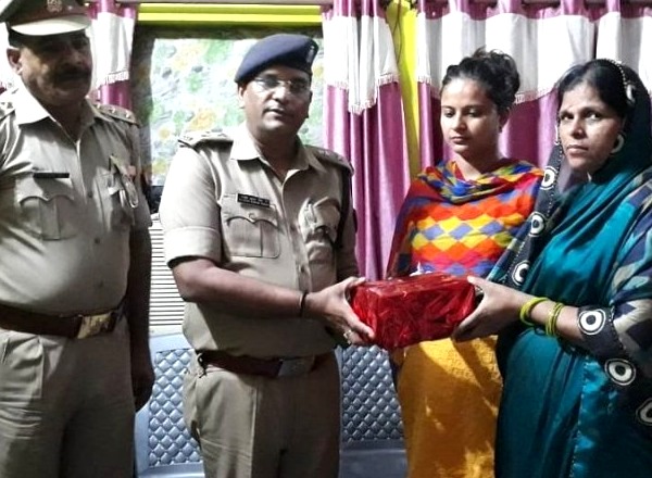 मथुरा पुलिस ने अपने साथी की सड़क दुर्घटना के दौरान मृत्यु हो जाने के बाद उसकी बेटी की शादी में कन्यादान करने के लिए छह लाख 21 हजार रुपए दिए