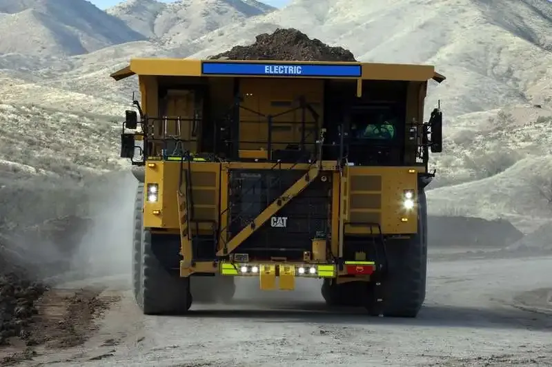 Caminhão de mineração Caterpillar 793 elétrico circulando em uma mina