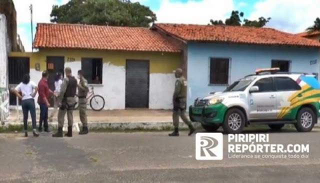 Mulher 'expulsa' filho de 2 anos de casa e é presa pela PM em Parnaíba-Pi