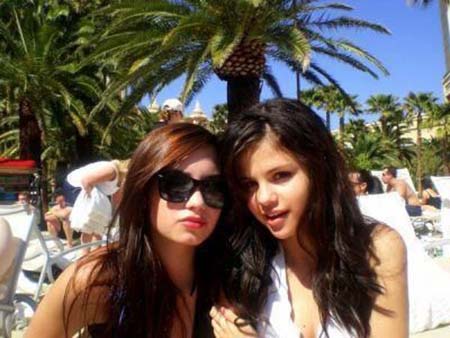 selena gomez mother and father. selena gomez vs demi lovato